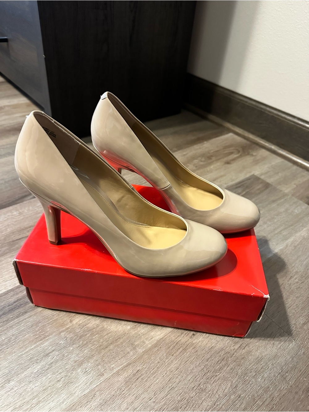 Very Cherry NIB Taupe Patent Heels – Size 10 – 4” Round Toe Pumps
